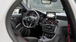 Mercedes A45 AMG (2013) - kokpit