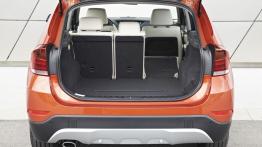 BMW X1 Facelifting - prezentacja w Monachium - tylna kanapa złożona, widok z bagażnika