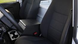 Land Rover Defender 2012 - fotel kierowcy, widok z przodu