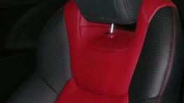 Hyundai Genesis Coupe - zagłówek na fotelu kierowcy, widok z przodu