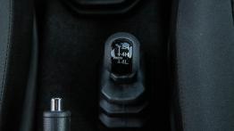 Suzuki Jimny 1.5 102 KM - galeria redakcyjna - dźwignia zmiany biegów