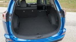 Toyota RAV4 IV Facelifting Hybrid (2016) - tylna kanapa złożona, widok z bagażnika