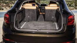 BMW X6 II xDrive50i (2015) - tylna kanapa złożona, widok z bagażnika