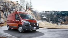 Fiat Ducato III Facelifting Furgon (2014) - przód - reflektory włączone