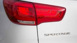 Kia Sportage III Facelifting (2014) CRDi 16V - lewy tylny reflektor - włączony