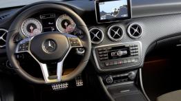 Mercedes A 200 (W176) 2012 - kokpit