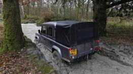 Land Rover Defender 2012 - widok z tyłu