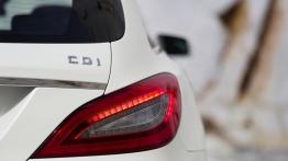 Mercedes CLS Shooting Brake - prawy tylny reflektor - włączony