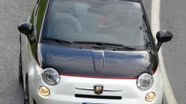 Abarth 500C - przód - reflektory włączone