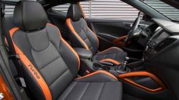 Hyundai Veloster Turbo 2016 - widok ogólny wnętrza z przodu