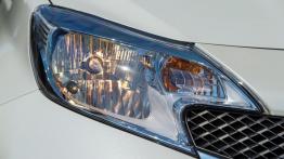 Nissan Note II 1.5 dCi (2013) - prawy przedni reflektor - włączony