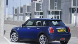 Mini Cooper D 2014 - wersja 5-drzwiowa - widok z tyłu