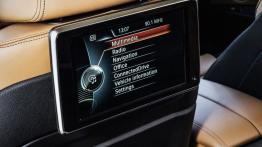 BMW X6 II xDrive50i (2015) - ekran systemu multimedialnego z tyłu