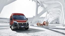 Fiat Ducato III Facelifting Furgon (2014) - przód - reflektory włączone