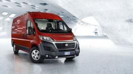 Fiat Ducato III Facelifting Furgon (2014) - przód - reflektory włączone