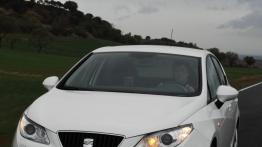 Seat Ibiza 2008 - przód - reflektory włączone