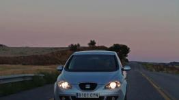 Seat Toledo III - przód - reflektory włączone