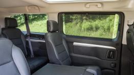Peugeot Traveller Business VIP Long - galeria redakcyjna - tylna kanapa, pod?okietnik roz?o?ony