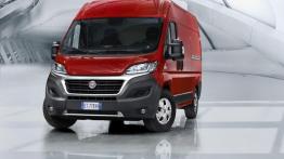 Fiat Ducato III Facelifting Furgon (2014) - przód - reflektory włączone
