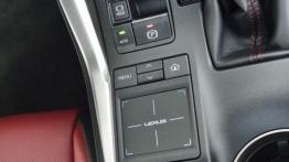 Lexus NX 300h (2014) - tunel środkowy między fotelami