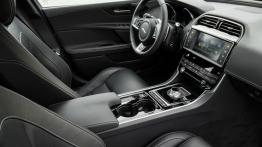 Jaguar XE 2.5t R-Sport Bluefire (2015) - widok ogólny wnętrza z przodu