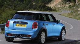 Mini Cooper S 2014 - wersja 5-drzwiowa - widok z tyłu