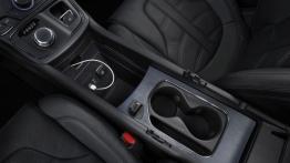 Chrysler 200S (2015) - tunel środkowy między fotelami