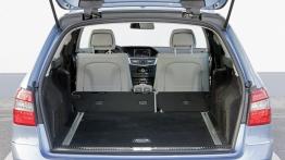 Mercedes E 350 CDI 4MATIC W212 kombi - tylna kanapa złożona, widok z bagażnika