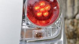 Toyota Verso Facelifting - prawy tylny reflektor - włączony