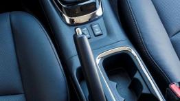 Nissan Pulsar (2014) - tunel środkowy między fotelami