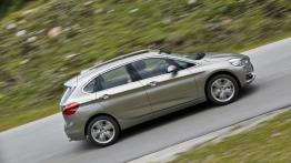 BMW 225i Active Tourer (2014) - prawy bok