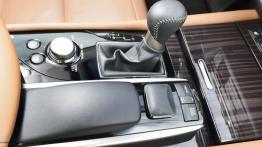 Lexus GS IV 300h (2014) - tunel środkowy między fotelami