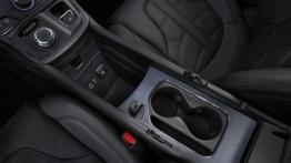 Chrysler 200S (2015) - tunel środkowy między fotelami