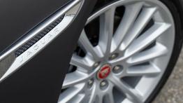 Jaguar XE 2.0d Ammonite Grey (2015) - emblemat boczny