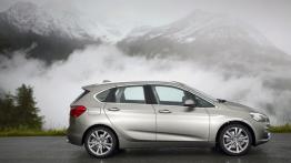 BMW 225i Active Tourer (2014) - prawy bok