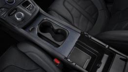 Chrysler 200S (2015) - tunel środkowy między fotelami