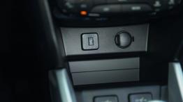 Suzuki Vitara 2015 - gniazda multimedialne w konsoli środkowej