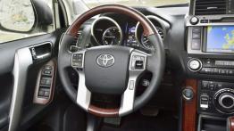 Toyota Land Cruiser 2.8 D-4D (2016) - kokpit