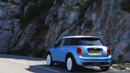 Mini Cooper S 2014 - wersja 5-drzwiowa - widok z tyłu