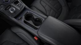 Chrysler 200S (2015) - tunel środkowy między fotelami