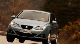 Seat Ibiza 2008 - przód - reflektory włączone