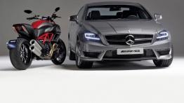 Mercedes CLS 63 AMG 2012 - przód - reflektory włączone