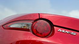 Mazda MX-5 IV Soul Red (2015) - lewy tylny reflektor - wyłączony