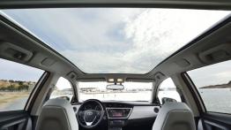 Toyota Auris II Hybrid Touring Sports (2013) - szyberdach od wewnątrz