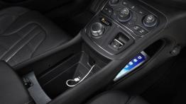 Chrysler 200S (2015) - tunel środkowy między fotelami