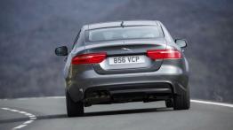 Jaguar XE 2.0d Ammonite Grey (2015) - widok z tyłu