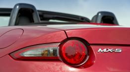 Mazda MX-5 IV Soul Red (2015) - lewy tylny reflektor - włączony
