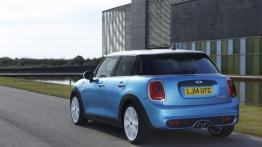 Mini Cooper S 2014 - wersja 5-drzwiowa - widok z tyłu