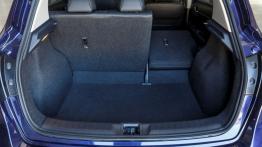 Nissan Pulsar (2014) - tylna kanapa złożona, widok z bagażnika