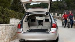 BMW Seria 5 F11 - tył - bagażnik otwarty